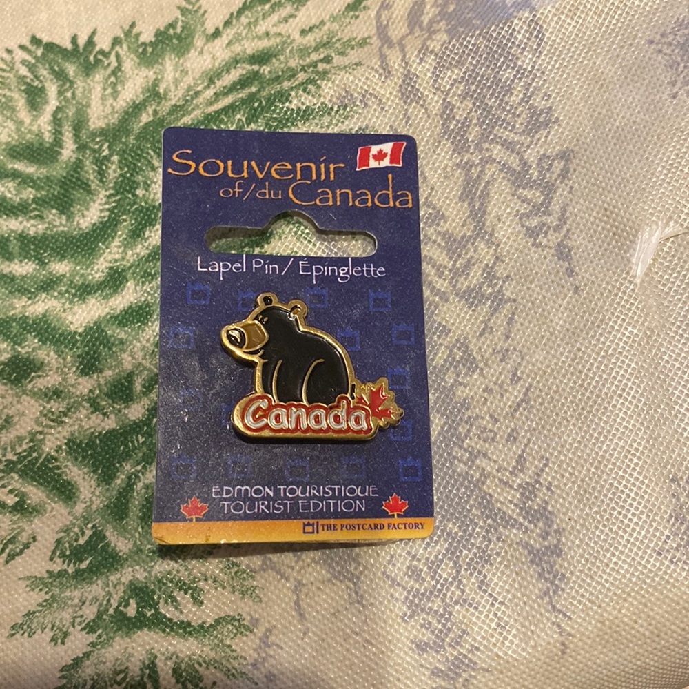 Cute bear pin Canada souvenir new on card